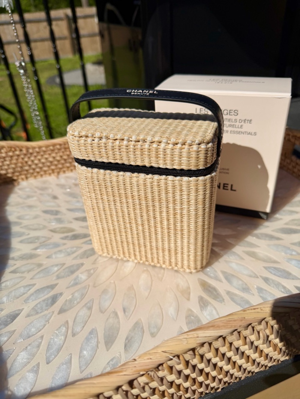 CHANEL beige woven straw vanity case with black trim - Picture 3 of 6